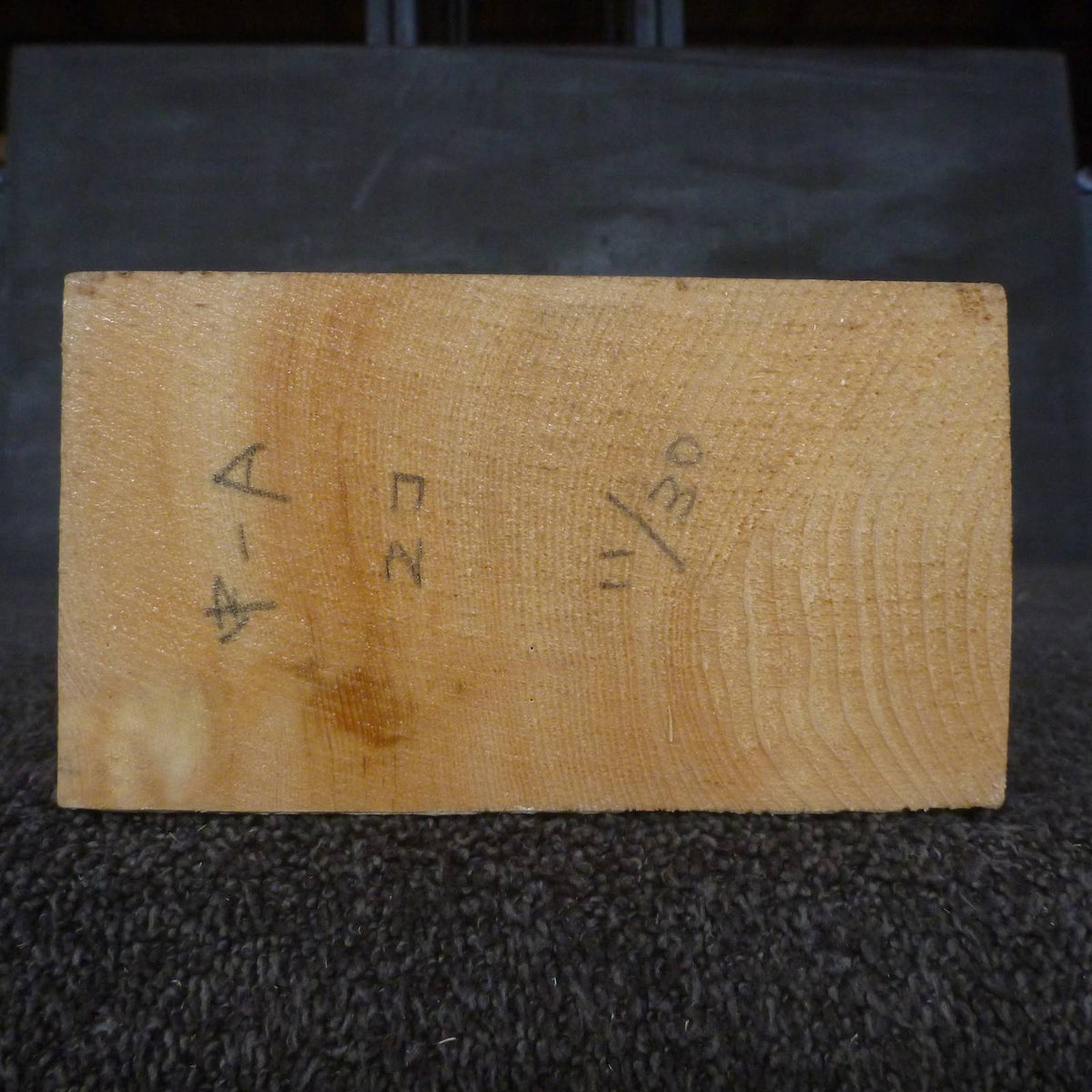 彫刻材 天然木曽檜 柾目盤 造形・動物彫刻向け L700×T93×W165mm 700093165 Cグレード 木口2