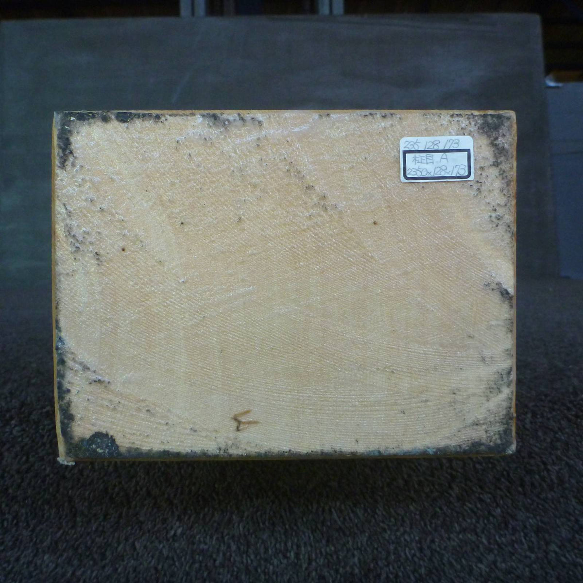 彫刻材 天然木曽檜 柾目盤 ラフ材 L2350×T128×W173mm 235128173 Aグレード 木口1