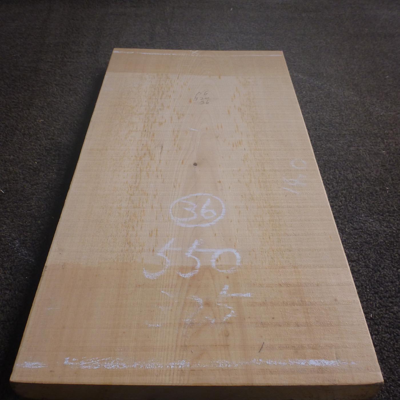 彫刻材 天然木曽檜 板目板 ラフ材 L550×T36×W325mm 55036325 Dグレード