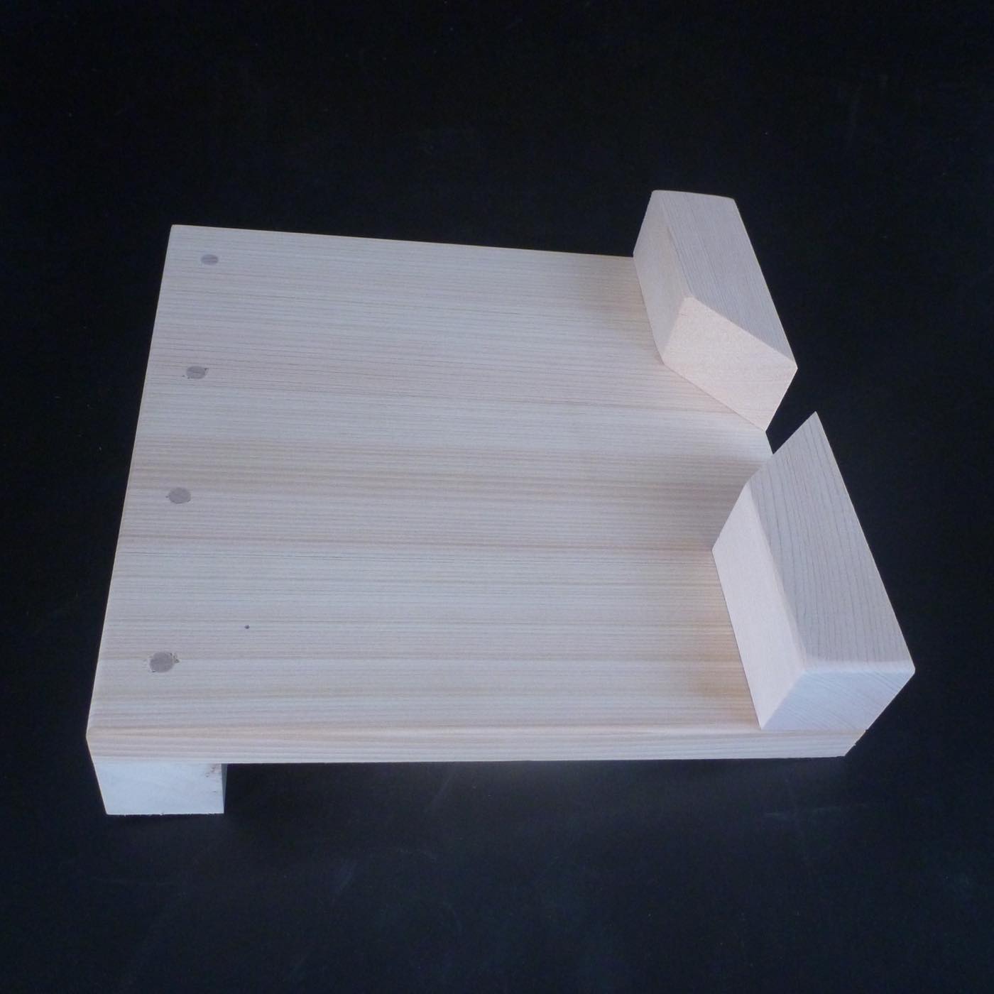 彫刻用作業台 小 桧製 200×200×15mm 留め板30×30mm sagyoudai-syou2